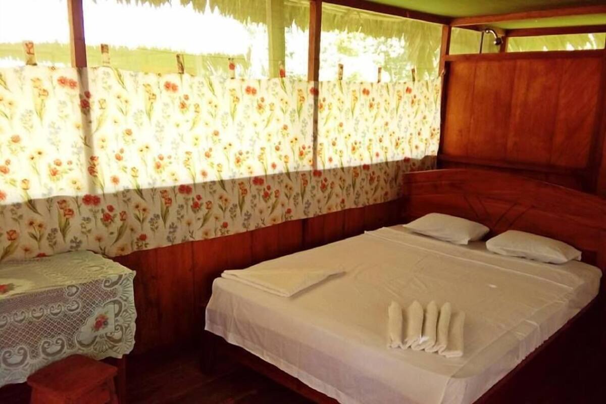 Laptop workspace, free WiFi, bed sheets