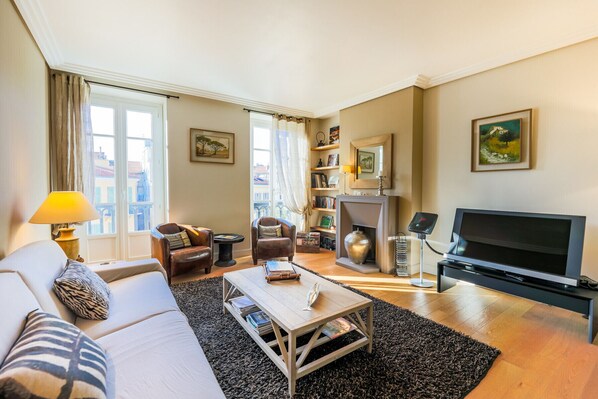 TV - VUE MAGENTA AP4188 by Riviera Holiday Homes (Niza)