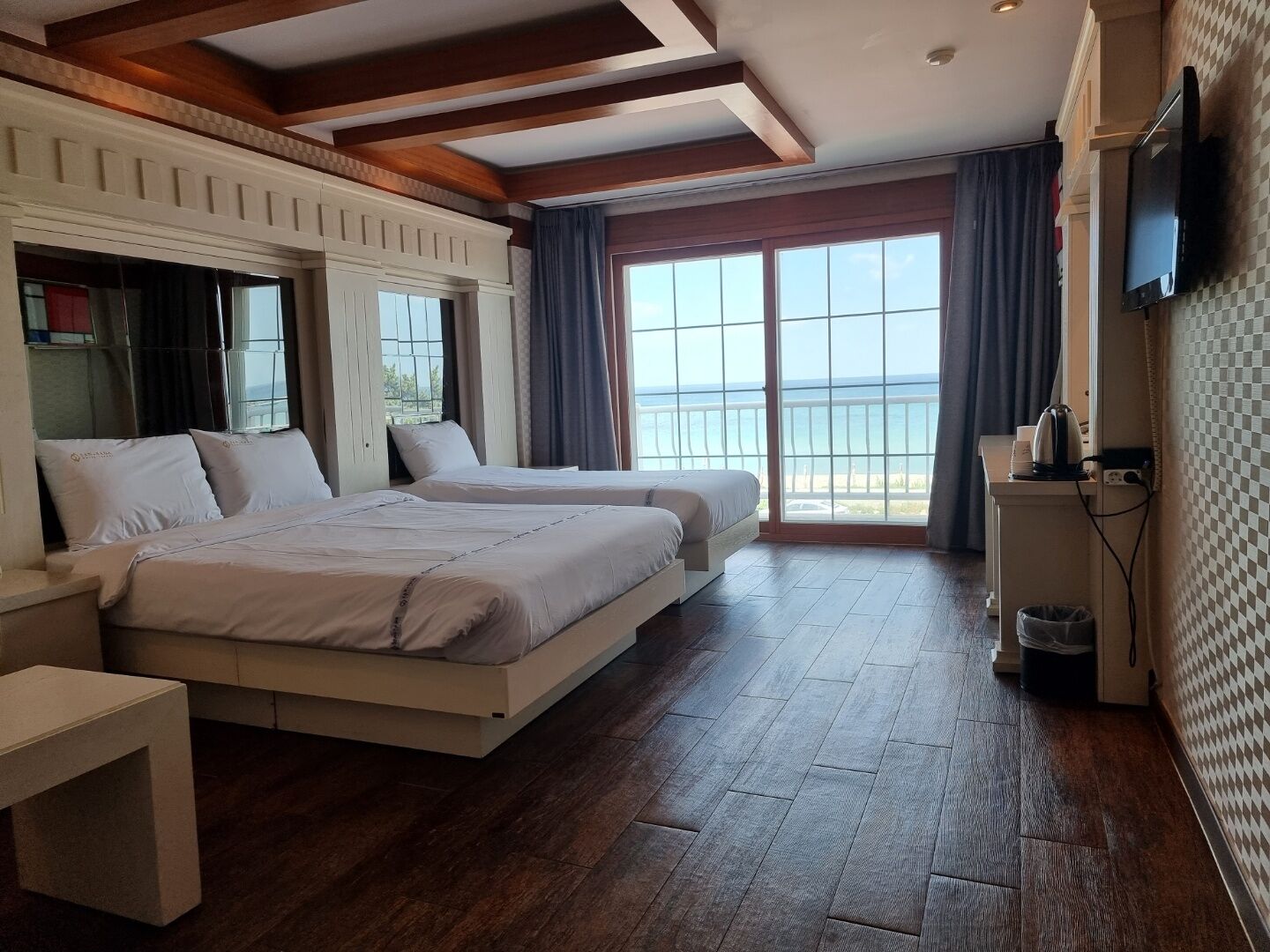 Double Twin Room | Free WiFi