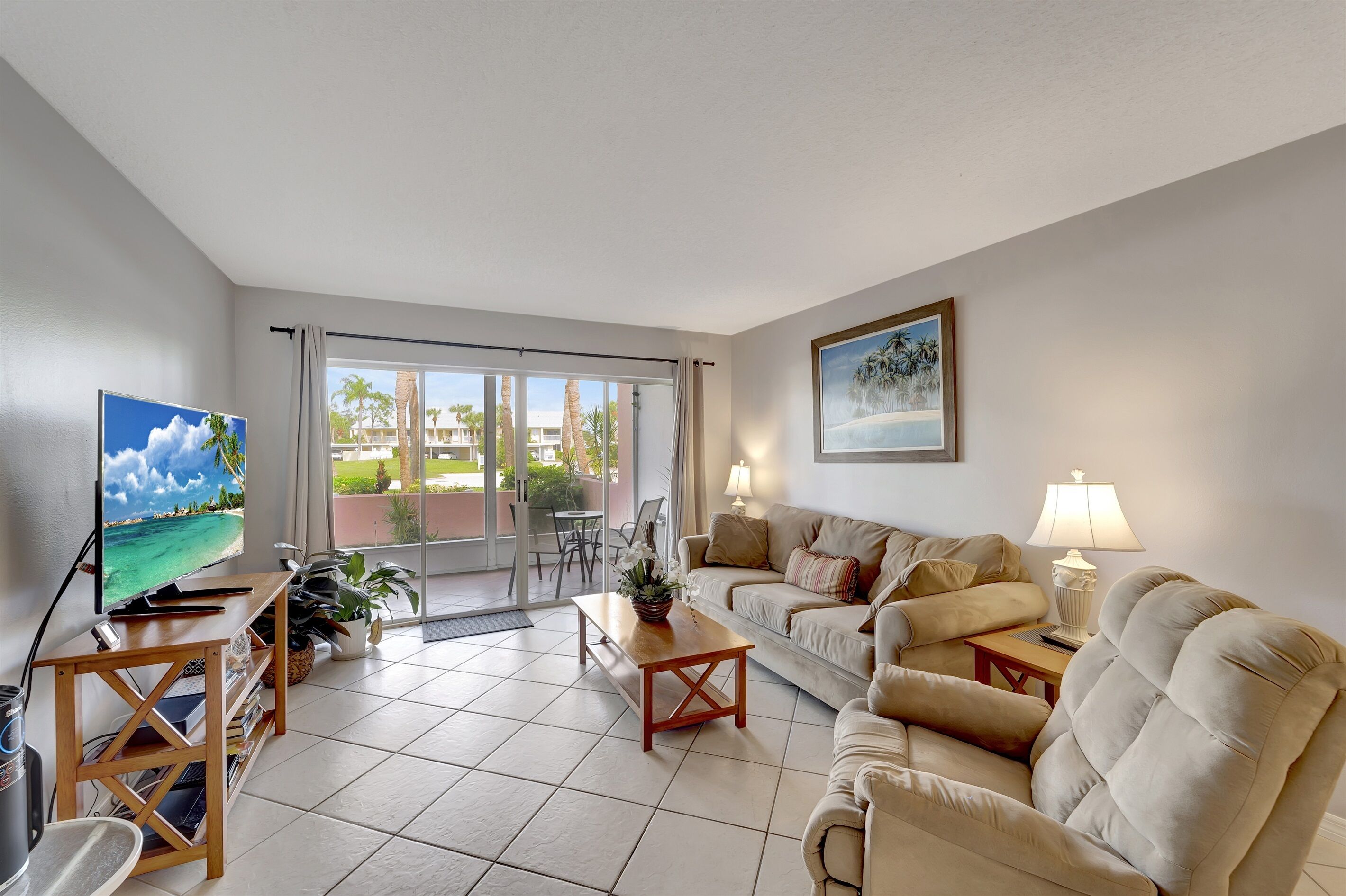 TV, DVD player, livros