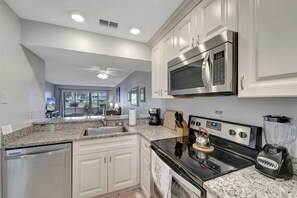 冰箱、微波炉、烤箱、炉灶