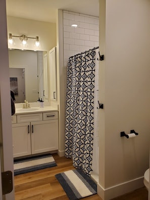 Shower, hair dryer, towels, shampoo