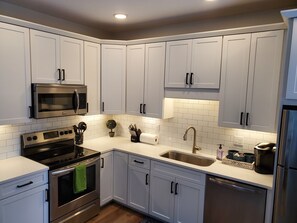 Fridge, microwave, oven, stovetop - Capri 107 Downtown Traverse City (Traverse City)