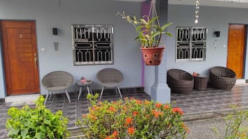 Deluxe Double Room, Non Smoking, Garden View | Meja, ruang kerja komputer riba, langsir/tirai gelap terus, cadar katil