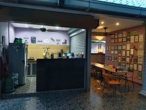 Tägliches inbegriffenes Frühstück
