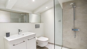 Baignoire, séchoir à cheveux