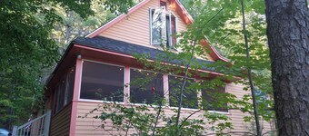 Charming & private lakefront cottage