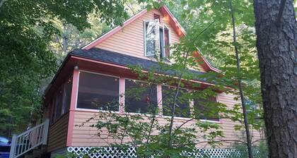 Charming & private lakefront cottage