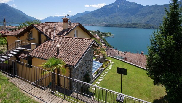 A villa with a terrace overlooking a lake and mountains. - Cosy apartment for 4 guests with WIFI, TV and terrace (Domaso)