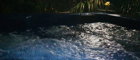 Bañera de hidromasaje privada