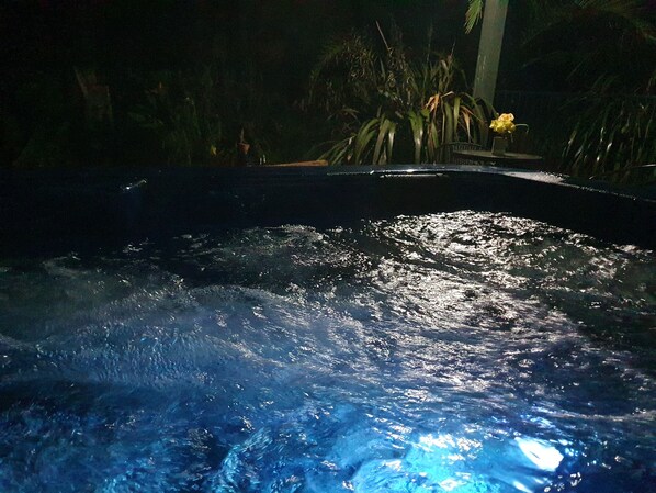 Private spa tub - Koromatua Homestead (Ngahinapouri)