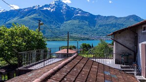 A view of a mountain with a lake and a building with a red roof. - Nice apartment for 5 people with WIFI, TV, balcony and pets allowed (Gera Lario)