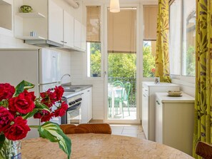 Oven, toaster, highchair, dining tables - Lovely apartment for 5 guests with WIFI, TV, balcony and pets allowed (Gera Lario)