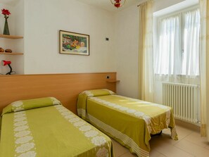 2 bedrooms, travel cot, free WiFi