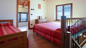 A bedroom with two beds, wooden ceiling beams, a window with a decorative valance, and a small desk with a chair. - Beautiful apartment for 5 guests with WIFI, TV and pets allowed (Vercana)