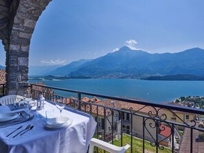 Outdoor dining - Nice apartment for 4 guests with WIFI, TV, terrace and pets allowed (Vercana)