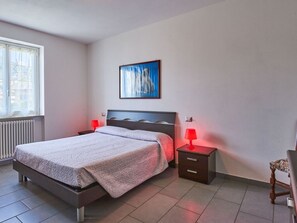 2 Schlafzimmer, Reisekinderbett, kostenloses WLAN, Bettwäsche
