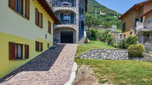 A two-story stone building with a stone staircase leading to a door. - Cosy apartment for 4 people with WIFI, TV, terrace and pets allowed (Vercana)