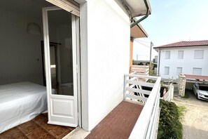 Property grounds - M150 - Marcelli, two-room apartment directly on the beach (Marcelli)