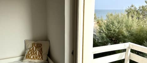 1 bedroom, bed sheets