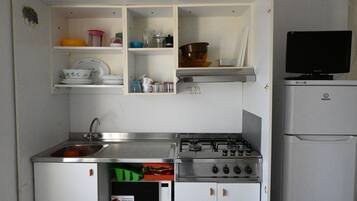 Réfrigérateur, tables à manger