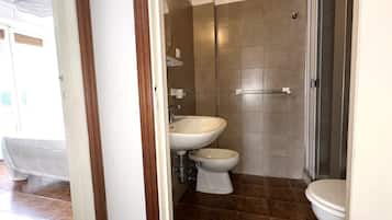 Ducha, bidet, toallas