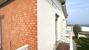 A building with a brick facade and a white exterior wall. - M150 - Marcelli, two-room apartment directly on the beach (Marcelli)