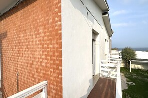 Property grounds - M150 - Marcelli, two-room apartment directly on the beach (Marcelli)