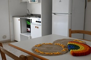 Kühlschrank, Esstisch