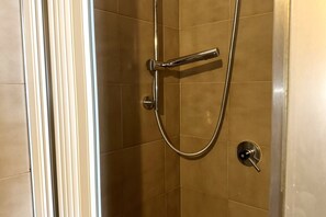 Shower, bidet, towels - M150 - Marcelli, two-room apartment directly on the beach (Marcelli)
