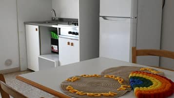 Refrigerador, mesa de comedor