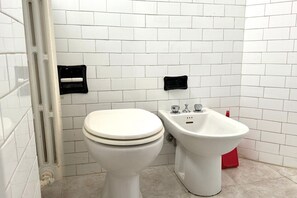 Dusche, Bidet, Handtücher