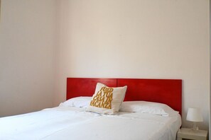 3 bedrooms, bed sheets - M151 - Marcelli, three-room apartment directly on the beach (Marcelli)