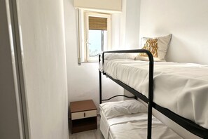 3 bedrooms, bed sheets - M151 - Marcelli, three-room apartment directly on the beach (Marcelli)
