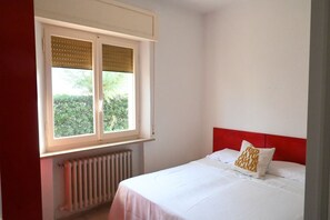 3 bedrooms, bed sheets - M151 - Marcelli, three-room apartment directly on the beach (Marcelli)