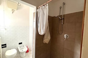 Chuveiro, bidê, toalhas de banho 