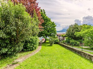 Property grounds - Cosy apartment for 4 guests with WIFI, TV, terrace and pets allowed (Gera Lario)
