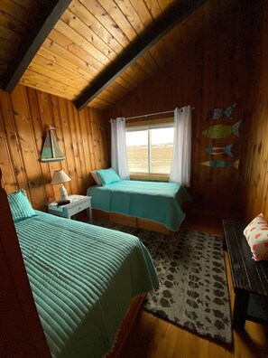 3 bedrooms, iron/ironing board, WiFi - Sunsets and Breezes! Short walk to beach and Boardwalk! The best of Hampton! (Hampton)