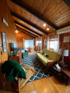 Flat-screen TV, fireplace, books - Sunsets and Breezes! Short walk to beach and Boardwalk! The best of Hampton! (Hampton)