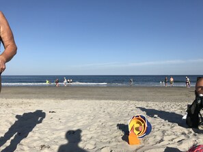 Vlak bij het strand, ligstoelen aan het strand