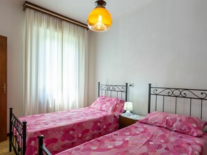 2 bedrooms, travel crib, free WiFi, bed sheets