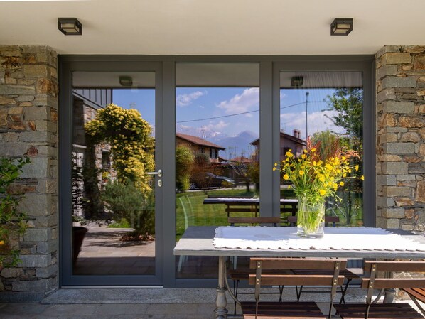 Outdoor dining - Nice apartment in villa for 4 guests with WIFI and terrace (Colico)