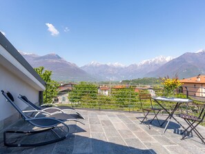 Outdoor dining - Nice apartment in villa for 4 guests with WIFI and terrace (Colico)