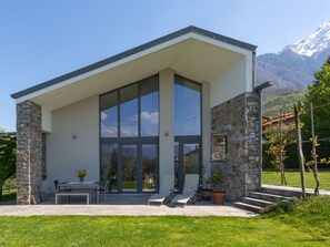 Outdoor dining - Nice apartment in villa for 4 guests with WIFI and terrace (Colico)