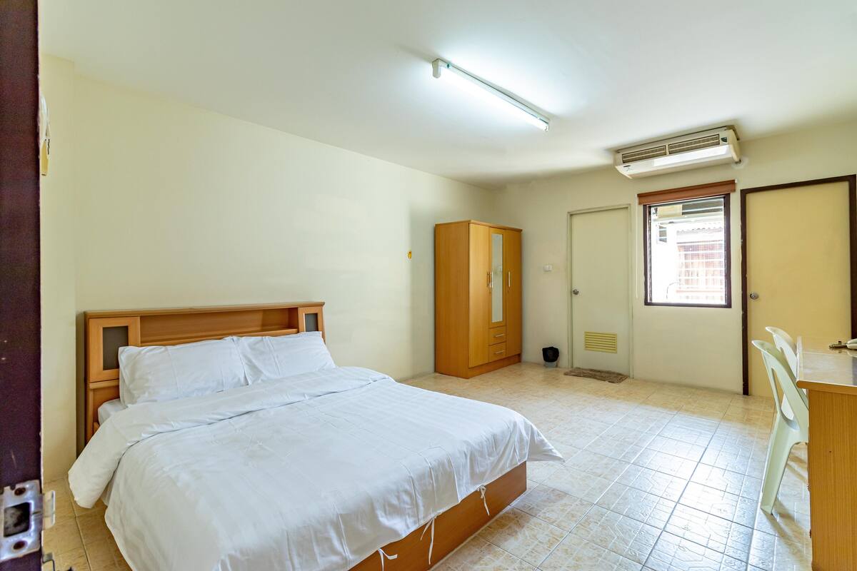 Desk, free WiFi, bed sheets