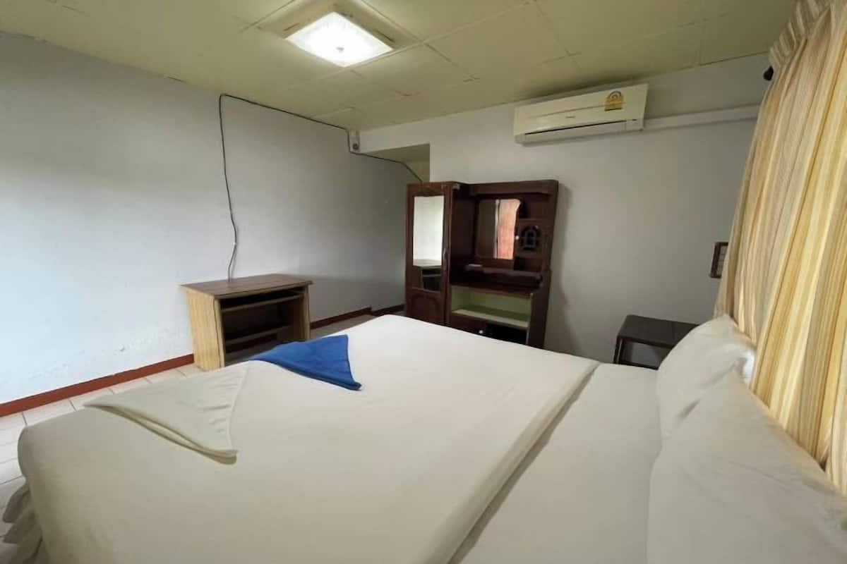 Minibar, desk, WiFi (free), bed sheets