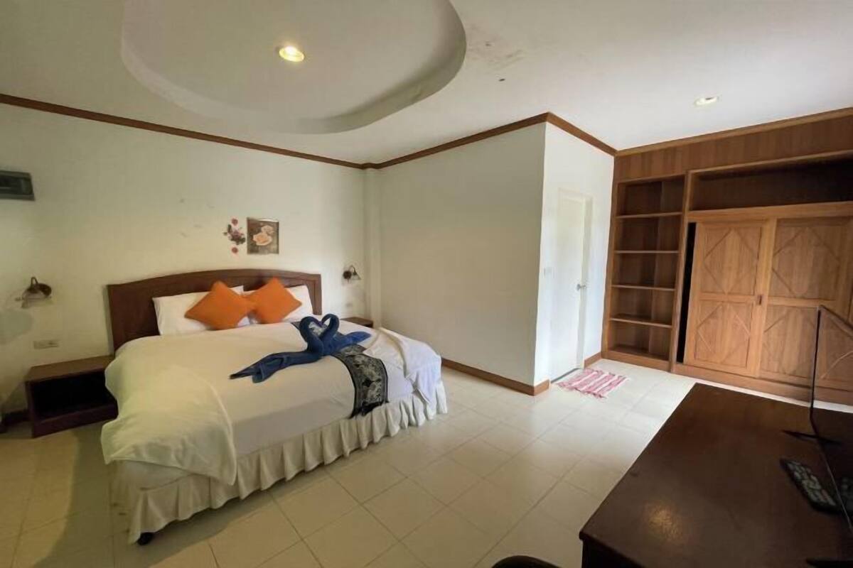 Minibar, desk, WiFi (free), bed sheets
