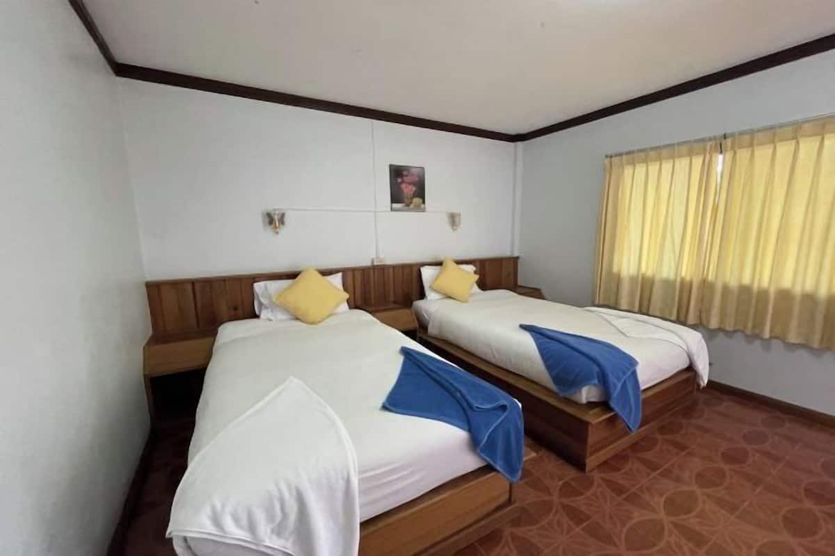 Minibar, desk, WiFi (free), bed sheets