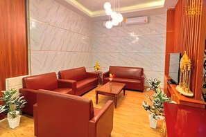 Lobby sitting area - The Grand Lodge Pattaya (Pattaya)