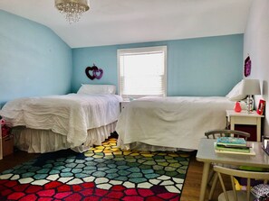 4 bedrooms, iron/ironing board, WiFi, bed sheets - DNC? Stay at our Charming Home in Whitefish Bay! 10-15min to Downtown! (Whitefish Bay)